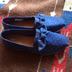 😻 Tom’s denim polka dot slip-ons😻